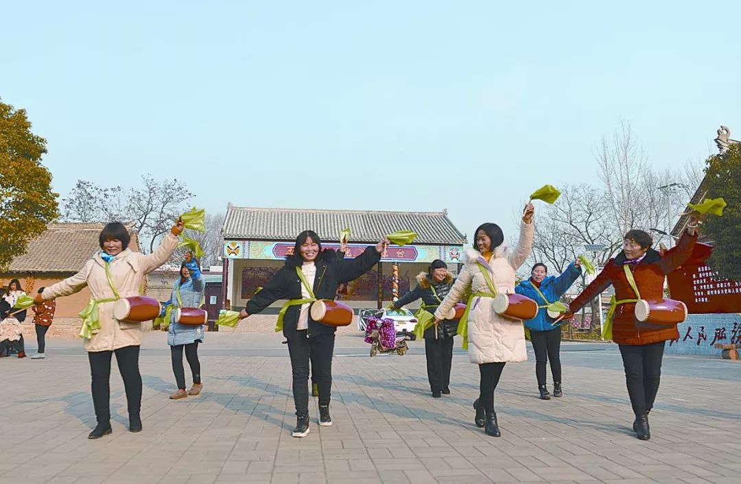 小县城菜场边旱厕_小县城广场旁边简易旱厕_小县城旁边的旱厕几个