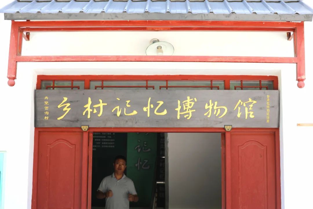 小县城广场边旱厕黑色挎包_小县城菜场边旱厕_小县城广场旁边简易旱厕