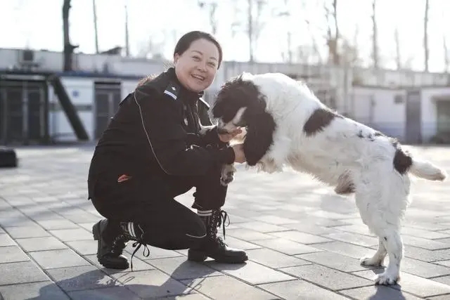 警察训练警犬视频_把男警察训练成警犬_警察训练营警犬